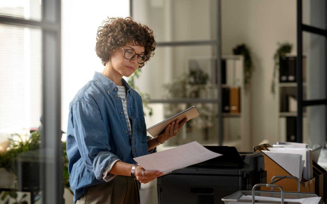 mujer tiro completo usando impresoras trabajo